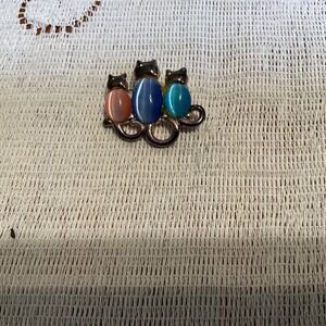 Vintage Silver Tone Trio Cat Brooch Pink Blue Turquoise Cats Eye Cabochon Pin